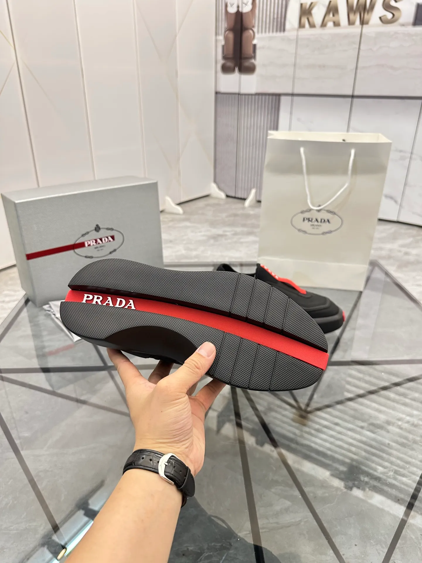Men's shoes: 💰P500¥ High-end, complete package Product trademark: Prada *"Prada*" low-top casual shoes Regular size: 38-44 (can be customized to 45.46) Couple style Product materials: Upper imported cowhide stitched with original fabric, breathable lining, original outsole. Number: 846